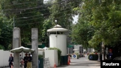 រូបឯកសារ៖ ប៉ូលិស​និង​សន្តិសុខ​ឯកជន​ឈរ​យាម​នៅ​ច្រក​ចូល​ទោ​កាន់​ស្ថាន​កុង​ស៊ុល​អាមេរិក​ នៅទីក្រុង​ Lahore ប្រទេស​ប៉ាគីស្ថាន។