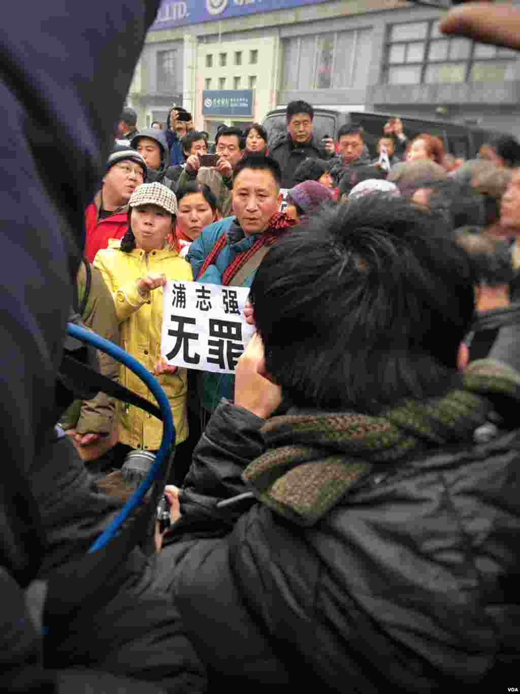  北京訪民在法院外面聲援因被控煽動民族仇恨罪和尋釁滋事罪受審的浦志強。 （美國之音葉兵拍攝） 