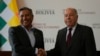 El ministro de Relaciones Exteriores de Brasil, Mauro Vieira (Der) le da la mano a su homólogo boliviano, Rogelio Mayta, después de una conferencia de prensa en la Cancillería de Bolivia en La Paz, el 4 de mayo de 2023.