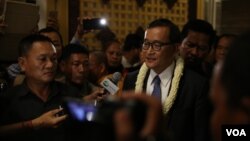 រូបឯកសារ៖ លោក សម រង្ស៊ី ប្រធាន​គណបក្ស​សង្គ្រោះ​ជាតិ​ នៅឯ​ព្រលាន​យន្តហោះ​អន្តរជាតិ​ភ្នំពេញ​ នៅថ្ងៃទី​០៣ ខែវិច្ឆិកា ឆ្នាំ២០១៥ (ហ៊ាន សុជាតា/ VOA)