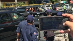 អតីត​ប្រធាន​គណបក្ស​សង្គ្រោះ​ជាតិ​លោក កឹម សុខា ចាកចេញ​ពី​សាលាដំបូង​រាជធានី​ភ្នំពេញ នៅ​ថ្ងៃទី១៩ ខែមករា ឆ្នាំ​២០២២។ (ហ៊ុល រស្មី​/វីអូអេ)