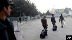 د کابل په هوایي ډگر کې راستانه شوي افغان مهاجر