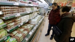 Customers shop for eggs at a discount store in Seoul, South Korea, Dec. 28, 2016. Egg prices are soaring and new year's festivals are being canceled as South Korea fights its worst bird flu outbreak in over a decade.