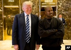 Новообраний президент Дональд Трамп і Каньє Вест у фойє вежі Трампа в Нью-Йорку, 13 грудня 2016 року.