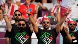 پیراهن‌های تماشاگران مسابقه فوتبال تیم اعزامی ایران با تیم ملی انگلستان