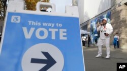 Un voluntario interpreta una canción de hip-hop "Drop the Vote" en las afueras de un centro de votación durante las elecciones presidenciales de EEUU, en Seattle, Ohio, el 2 de noviembre de 2020