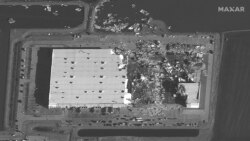 Un almacén de Amazon en Edwardsville, Illinois, EE. UU., parcialmente destruido por un tornado el 11 de diciembre de 2021. Foto de satélite de Maxar Technologies distribuida por Reuters.