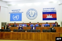 រូបថតដែលចេញផ្សាយដោយសាលាក្តីខ្មែរក្រហម នាថ្ងៃទី ១៦ ខែសីហា ឆ្នាំ ២០២១ បង្ហាញឲ្យឃើញទិដ្ឋភាពទូទៅនៃដំណើរការសវនាការស្តីពីការប្តឹងសាទុក្ខរបស់ ខៀវ សំផន នៅរាជធានីភ្នំពេញ។ (AFP/Nhet Sok Heng/ECCC)