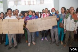 People from Kampong Speu province gather at the Ministry of Land Management, Urban Planning and Construction to file against Phnom Penh Sugar Company on Friday, August 12, 2016 in Phnom Penh. (Leng Len/VOA Khmer)