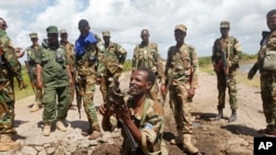 Wanajeshi wa Somalia wakiwa kwenye kambi ya jeshi la Somalia, karibu na eneo la shambulizi la al-Shabab.(AP)