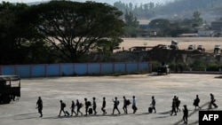 မြန်မာနိုင်ငံ ကရင်ပြည်နယ် ကျောက်ခက်မြို့က အွန်လိုင်းငွေလိမ်ဂိုဏ်းတွေမှာ အဓမ္မအလုပ်စေခံခိုင်းရသူလို့ စွပ်စွဲခံရသူတွေကို ထိုင်းစစ်တပ်ကသွားရောက်ခေါ်ယူတဲ့ ယခင်မှတ်တမ်းဓာတ်ပုံ။ (ဖေဖော်ဝါရီ ၁၂၊ ၂၀၂၅) 