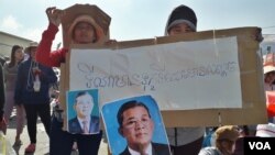 កម្មករ​នៅ​រោងចក្រ​កាត់ដេរ​​ដាប់​ប៊ិលយូ​ អ៊ែនដ៍​ ឌីកម្ពុជា(W&D Cambodia Co., LTD) ​​រាប់រយ​នាក់​នៅ​សង្កាត់​ស្ទឹងមាន​ជ័យ​​ ក្រុង​ភ្នំពេញ ​នៅ​ថ្ងៃសៅរ៍​ទី​៥​ ខែមករា​ ឆ្នាំ​២០១៩​ ធ្វើ​កូដកម្ម​បិទ​ផ្លូវ​ ទាមទារ​ប្រាក់​អតីត​ភាព​ការងារ​ពី​ថៅកែ​រោង​ចក្រ។​​ (ហ៊ុល​​​ រស្មី/VOA)