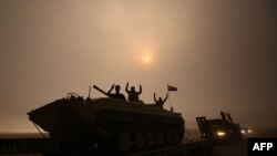 កង​កម្លាំង​អ៊ីរ៉ាក់លើក​ដៃធ្វើ​សញ្ញា V ខណៈ​ពួក​គេ​បើក​កាត់​តំបន់ ​Al-Shur ភាគ​ខាង​ត្បូង​ក្រុង​ Mosul កាល​ពី​ថ្ងៃទី​២៤ ខែ​តុលា។