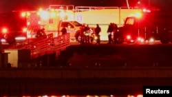 Околу 300 лица од службите за брзи реакции се вклучени во спасувачка акција на местото на судирот меѓу авион и хеликоптер над Вашингтон, 30 јануари, 2025