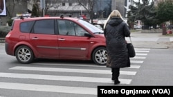 Непочитување на правилото за првенство на минување е една од почестите причини за фаталните сообраќајни несреќи. Фото: Жена преминува улица во Скопје, февруари 2025