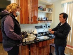 El estilista Divo Le, prepara una mezcla de colores para una clienta.