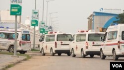 រថយន្ត​សង្រ្គោះ​បន្ទាន់​ដឹក​អ្នក​ជំងឺ​កូវីដ១៩​ឆ្ពោះទៅ​មជ្ឈមណ្ឌល The Premier Center ដែល​ពី​មុន​ជា​អគារ​សម្រាប់​រៀបចំ​ពិធី​អាពាហ៍ពិពាហ៍ តែ​ឥឡូវ​ប្រែក្លាយ​ជា​កន្លែង​ដាក់​អ្នក​ជំងឺ​កូវីដ១៩ ថ្ងៃទី២៧ ខែមេសា ឆ្នាំ២០២១។ (ទុំ ម្លិះ/វីអូអេ)