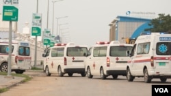 រថយន្ត​សង្រ្គោះ​បន្ទាន់​ដឹក​អ្នក​ជំងឺ​កូវីដ១៩​ឆ្ពោះទៅ​មជ្ឈមណ្ឌល The Premier Center ដែល​ពី​មុន​ជា​អគារ​សម្រាប់​រៀបចំ​ពិធី​អាពាហ៍ពិពាហ៍ តែ​ឥឡូវ​ប្រែក្លាយ​ជា​កន្លែង​ដាក់​អ្នក​ជំងឺ​កូវីដ១៩ ថ្ងៃទី២៧ ខែមេសា ឆ្នាំ២០២១។ (ទុំ ម្លិះ/វីអូអេ)