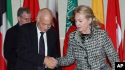 La secretaria de Estado, Hillary Rodham Clinton, (derecha), da la bienvenida a Nabil Elaraby (izquierda), jefe de la Liga Árabe, que acoge una reunión de amigos de Siria en grupo Viernes, 28 de septiembre 2012 en Nueva York.