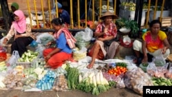 រូបឯកសារ៖ អ្នកលក់​បន្លែនៅតាមដងផ្លូវមួយនៅក្រុងហ្សាកាតា ប្រទេសឥណ្ឌូណេស៊ី កាលពីថ្ងៃទី០១ ខែមិថុនា ឆ្នាំ២០១០។ 