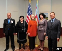 Klinton xonim Toshkentda fuqaro jamiyati a'zolari bilan