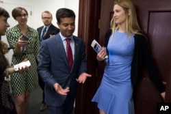 El legislador republicano por Florida, Carlos Curbelo, habla con periodistas de camino a una reunión de legisladores republicanos en el Capitolio en Washington. Mayo 2, 2017.