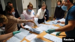 សមាជិក​នៃ​គណៈកម្មការ​បោះឆ្នោត​ក្នុង​មូលដ្ឋាន​​រាប់​សន្លឹក​ឆ្នោត​នៅ​ស្ថានីយ​បោះឆ្នោត​មួយ បន្ទាប់​ពី​ការ​បោះឆ្នោត​ត្រូវ​បាន​បញ្ចប់​នៅ​ក្នុង​ក្រុង Tomsk ប្រទេស​រុស្ស៊ី កាលពី​ថ្ងៃទី១៣ ខែកញ្ញា ឆ្នាំ២០២០។