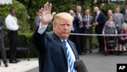 El presidente Donald Trump habló con los periodistas el viernes, 4 de mayo, de 2018, al salir de la Casa Blanca para viajar a Dallas, Texas, donde pronunciará un discurso ante la Asociación Nacional del Rifle., NRA por sus siglas en inglés.