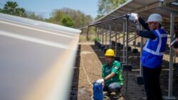 Pembangkit Listrik Tenaga Surya (PLTS) Ile Ape kapasitas terpasang 200 kiloWattpeak (kWp) beroperasi di Kabupaten Lembata, NTT sejak 2011. (Foto: Humas ESDM)