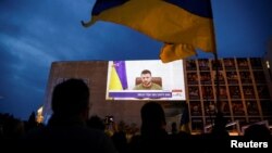 პრეზიდენტ ზელენსკის მიმართვას ქნესეთისადმი ისრაელის მოსახლეობა ქუჩებიდანაც ადევნებდა თვალს. თელ-ავივი, ისრაელი. 20 მარტი, 2022 წ. 