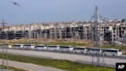 Des buses remplies de Syriens quittent deux villages pro-gouvernementaux le 2 avril 2017. 