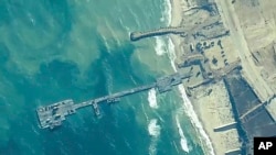 ARCHIVO - Imagen facilitada por el Mando Central de Estados Unidos muestra a soldados del Ejército estadounidense asignados a la 7ª Brigada de Transporte en el Muelle Trident en la costa de la Franja de Gaza el 16 de mayo de 2024.