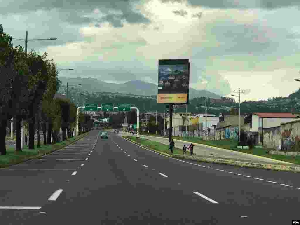 Algunos ingresos a Quito, la capital de ecuatoriana, se mantienen cerrados este domingo en la tarde luego de días de protestas. Foto:&nbsp;Néstor Aguilera - VOA.