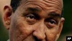 Orang-orang berkumpul di Taman Victoria, Hong Kong sambil menyalakan lilin untuk memperingati 24 tahun penumpasan demonstran di Lapangan Tiananmen di Beijing, China, 4 Juni 1989.