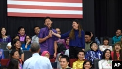 លោក បារ៉ាក់ អូបាម៉ា ស្តាប់​សំណួរ​របស់​​យុវជន រិទ្ធី ឧត្តម ពី​ប្រទេស​កម្ពុជា​ក្នុង​អំឡុង​​វេទិកា town hall ជាមួយ​ក្រុម​មេដឹកនាំ​យុវជន​អាស៊ី​អាគ្នេយ៍ YSEALI នៅ​សាកលវិទ្យាល័យ Taylor's University នៅ​ទី​ក្រុង​គូឡាឡាំពួរ ប្រទេស​ម៉ាឡេស៊ី កាលពី​ថ្ងៃ​ទី​២០ វិច្ឆិកា ឆ្នាំ​២០១៥។ (AP Photo/Susan Walsh)