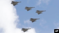 Arhiva - Tajvanski borbeni avioni Miraž 2000 lete u bliskoj formaciji iznad predsedništa tokom proslave Nacionalnog dana, u Tajpeju, 10. oktobra 2021.