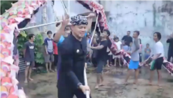 Walikota Bogor Bima Arya mengunjungi anak-anak yang berlatih tari Liong (naga) di Bogor dalam persiapan Bogor Street Festival. (courtesy: Bima Arya)