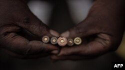 Kijana aonyesha risasi karibu na mji wa Goma, DRC. Januari 22, 2025.