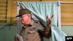En esta foto de archivo, tomada el 19 de abril de 2015, el entonces viceministro del Ejército de Cuba, Álvaro López Miera, deposita su voto en un colegio electoral del barrio Náutico de La Habana.