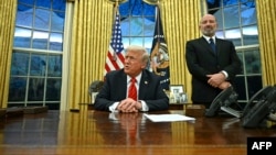 Американскиот претседател Доналд Трамп зборува по потпишување на извршна наредба, заедно со кандидатот за американскиот секретар за трговија Хауард Лaтник во Овалната канцеларија на Белата куќа во Вашингтон, на 10 февруари 2025 година