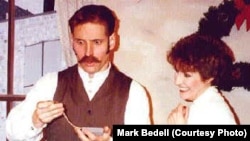 Jim looking at the chain Della gave him