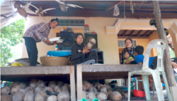 អ្នកស្រី​ សំ​ សម្ផស្ស​ (កណ្តាល) អ្នកស្រី ឆន​ ចំរើន​ (ស្តាំ​) និង​បងស្រី​របស់​អ្នកស្រី​ សំ សម្ផស្ស​ កំពុង​អង្គុយ​មើល​អ្នកស្រី​ សម្ផស្ស​ ធ្វើ​រូប​សត្វ​ពី​ដូង​ស្តរ​ នៅ​ភូមិគោក​គ្រើល​ ឃុំ​លាង​ដៃ​ ស្រុកអង្គរ​ធំ​ ខេត្ត​សៀមរាប នៅ​ថ្ងៃទី ២២ ខែ​កក្កដា​ ឆ្នាំ២០២០។ (ខាន់​ សុគុំមនោ​/វីអូអេ)