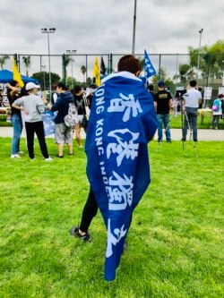 聲援集會一角。(洛杉磯巴恩斯公園，美國之音2020年10月24日)