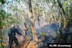 Pemadaman Karhutla di Jawa Timur pada 23 September oleh petugas. (Foto: Courtesy/KLHK)