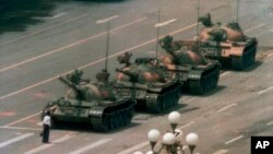 资料照片：一名中国男子在北京天安门广场以东的长安街孤身拦住坦克车队。(2020年6月5日)