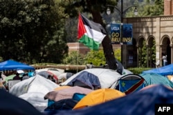 Una bandera palestina ondea en un campamento de protesta pro-palestino en el campus de la Universidad de California, Los Ángeles (UCLA) en Los Ángeles, California, el 1 de mayo de 2024.