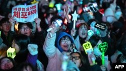 རྒྱལ་ས་སོལ་གྲོང་ཁྱེར་དུ་ལྷོ་ཀོ་རི་ཡའི་མི་མང་ཁྲི་ཚོ་མང་པོས་སྲིད་འཛིན་ལ་ཉེས་འཛུགས་ཀྱི་ཐག་གཅོད་བྱུང་བར་དགའ་བསུ་ཞུས། ༢༠༢༤ ལོའི་ཟླ་༡༢ ཚེས་༡༤ ཉིན།