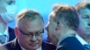 El presidente del VTB Bank, Andrey Kostin, izquierda, y el director del monopolio ruso de gas Gazprom, Alexei Miller, hablan al margen del Foro Económico Internacional de San Petersburgo en San Petersburgo, Rusia, el viernes 17 de junio de 2022.
