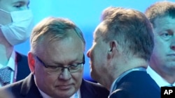 El presidente del VTB Bank, Andrey Kostin, izquierda, y el director del monopolio ruso de gas Gazprom, Alexei Miller, hablan al margen del Foro Económico Internacional de San Petersburgo en San Petersburgo, Rusia, el viernes 17 de junio de 2022.