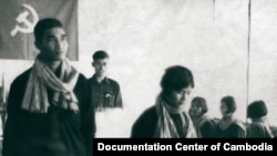 រូបថតឯកសារបង្ហាញអាពាហ៍ពិពាហ៍រវាង Nun Huy (ឆ្វេង) និង Prok Khoeun (ស្តាំ)។ ប្រភព៖ មជ្ឈមណ្ឌល​ឯកសារកម្ពុជា